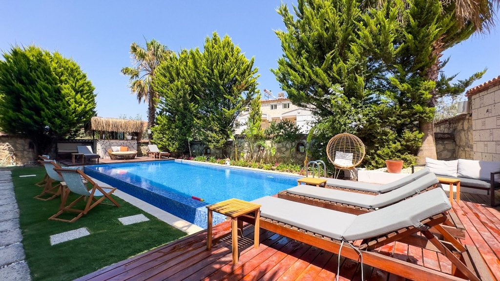 Begonia Alaçatı havuzu